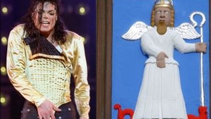 O statuie a Sfantului Mihail imita una din miscarile de dans ale lui Michael!