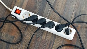 Ce electrocasnic trebuie scos din priză peste noapte? Consumă mai mult decât crezi