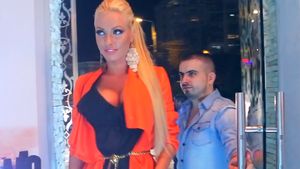 Loredana Chivu, dezlănţuită pentru manelişti! Blondina face ravagii pe Youtube, în clipul lui Armeanca Jr.!