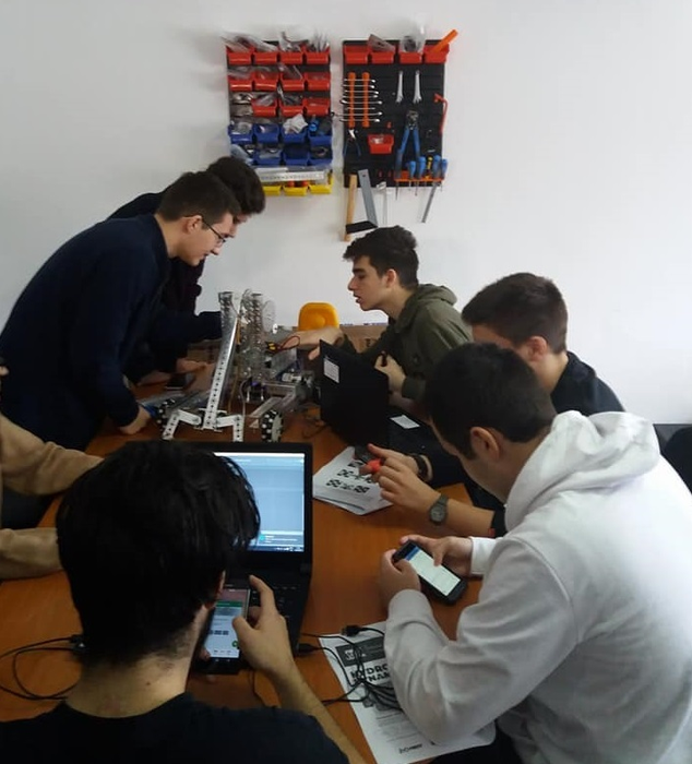Creatorii de roboţi se antrenează pentru concursuri