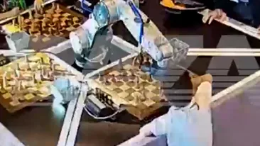 Un robot jucător de șah i-a rupt degetul unui băiat de doar 7 ani în timpul partidei