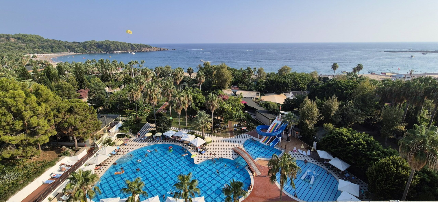 Cât au plătit doi români pentru un sejur de 7 nopți la „ultra all-inclusive”, în Turcia. Au fost cazați într-un hotel de 5 stele din Antalya