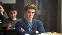 K.J. Apa, actorul care joacă rolul principal din celebrul serial Riverdale, a intrat cu maşina în stâlp după ce a aţipit la volan! Producătorii sunt acuzaţi că îi tratează ca pe nişte sclavi pe actori şi pe cei din echipă