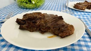 A cumpărat o bucată de carne de vită din supermarket și, ajuns acasă, a gătit-o pe grătar. După prima înghițitură, a simtit că ceva nu e în regulă. Ce s-a întâmplat, de fapt