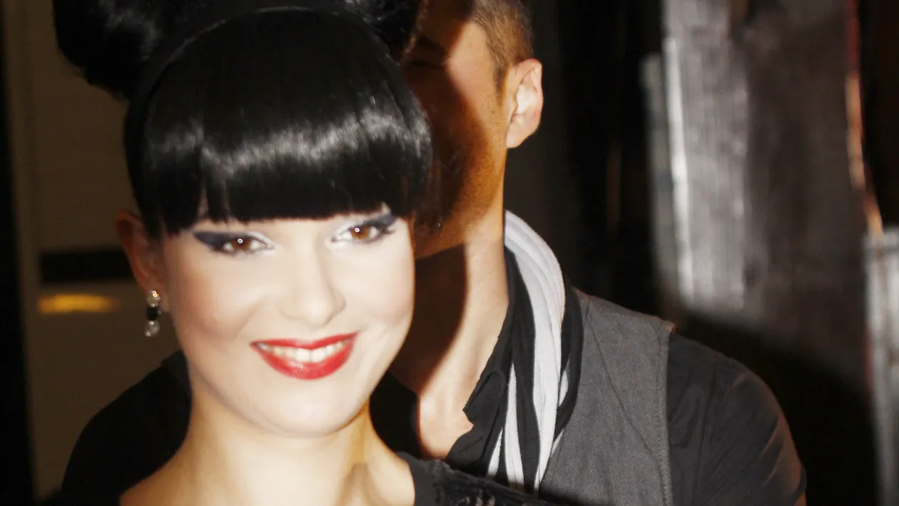 Sotia lui Maxer are fetisuri inspirate din desenele animate! Vezi aici cum o coafura ciudata a transformat-o in Minnie Mouse!