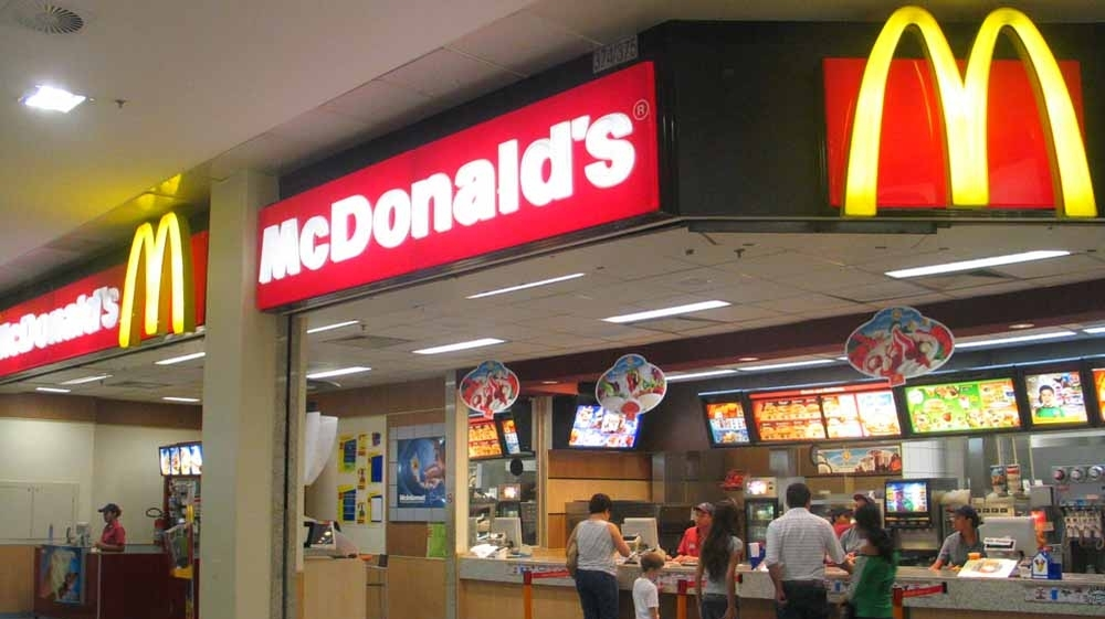 Femeia de serviciu a găsit un portofel în incinta unui fast food McDonald s