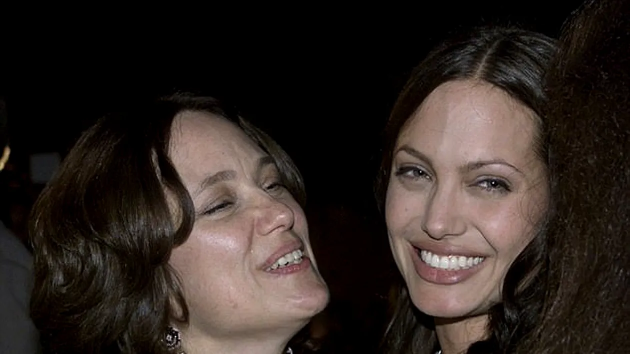 Angelina Jolie se recuperează extrem de greu după divorţul de Brad Pitt şi plânge după mama ei: ”Aş da orice să o am din noul lângă mine”