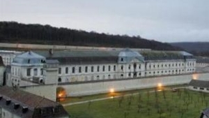 Un detinut periculos a luat ostatic un medic psihiatru intr-o inchisoare din Paris