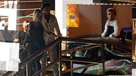 Anda Adam, prima apariție publică cu iubițelul care poartă bentiță roz! Cântăreața și-a oficializat relația într-un restaurant, alături de cei mai buni prieteni