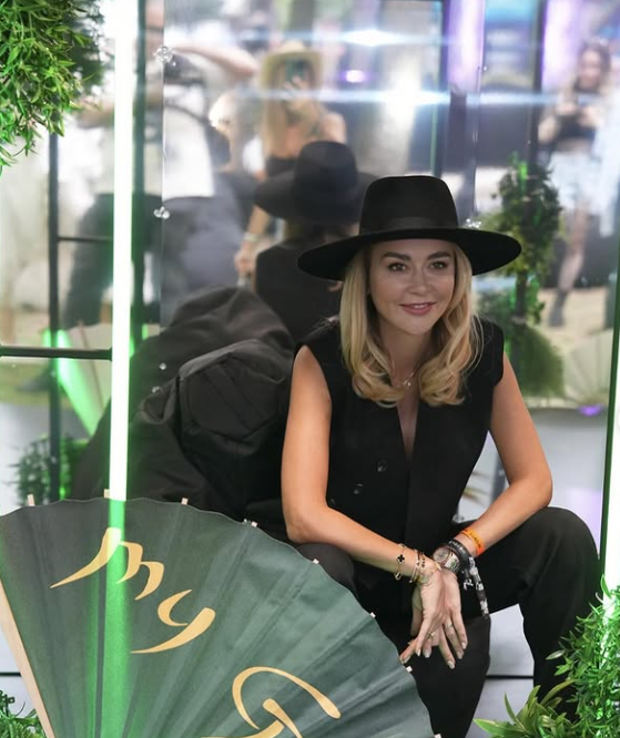 Te ia amețeala! Câte milioane de euro câștigă Denisa Tănase, ex-Bambi, din parfumuri și chinezării. Și-a cumpărat două super-mașini dintr-un foc!