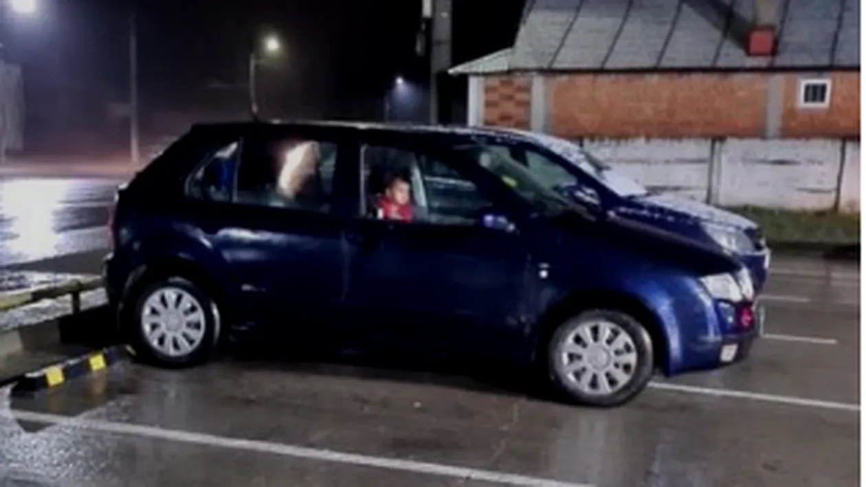 Caz șocant în Prahova. Doi părinți și-au încuiat copilul în mașină noaptea, într-o parcare, și au plecat la cumpărături