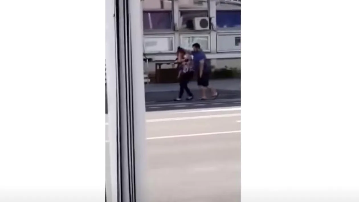 Uluitor! Un preot din Bacău, filmat când își agresează soția pe stradă