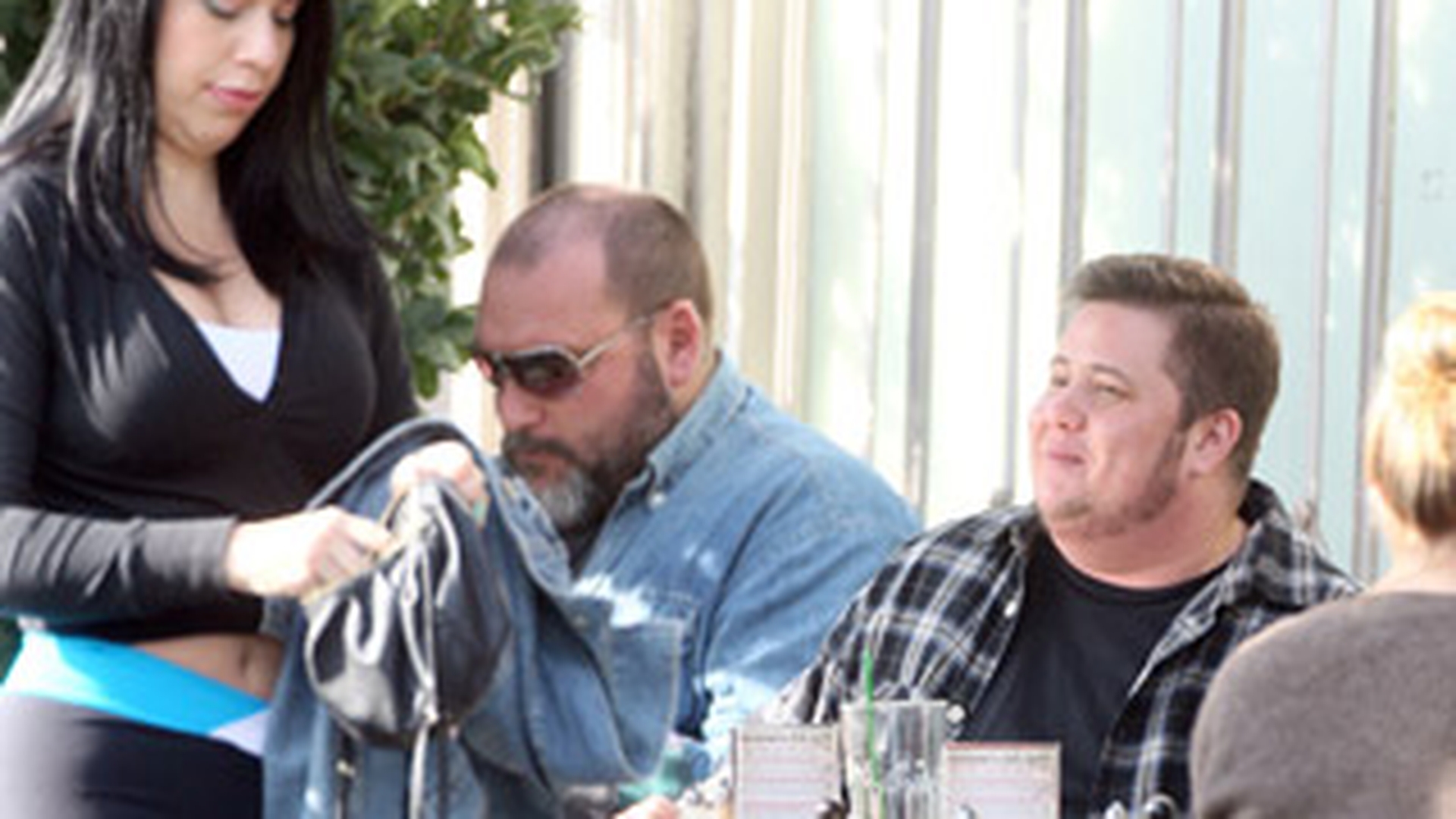 Chaz Bono, in actiune. Vezi cum incearca fiul transexual al lui Cher sa agate femei