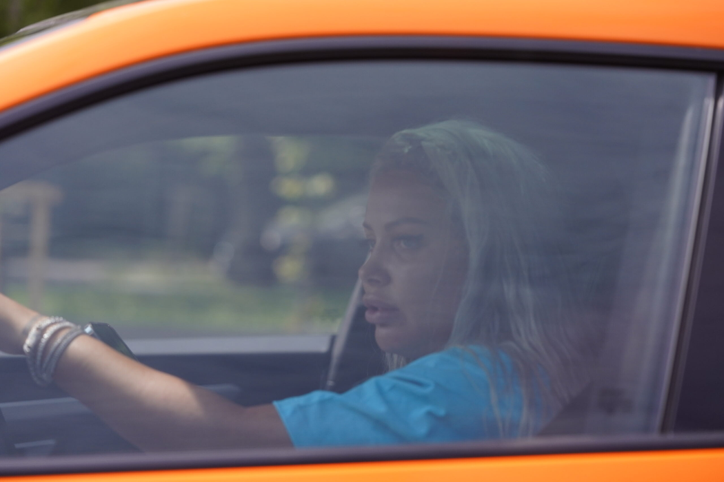 Loredana Chivu, surprinsă de paparazzii CANCAN.RO în trafic, fără un strop de machiaj pe chip (Foto: CANCAN.RO)