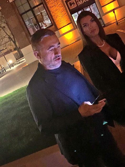Mișu Pricopsitu schimbă mesaje pe telefon (Foto: CANCAN.RO)
