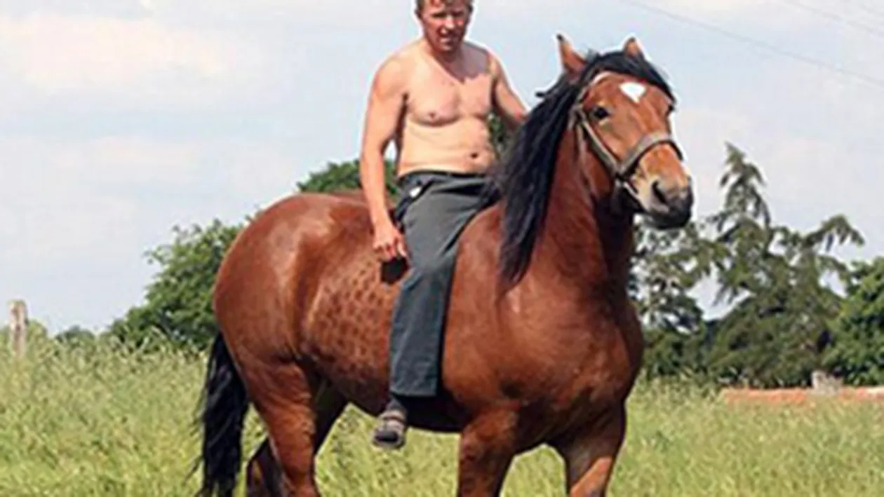 A vrut s-o impresioneze! Un polonez s-a dezbracat si a intrat calare in casa iubitei