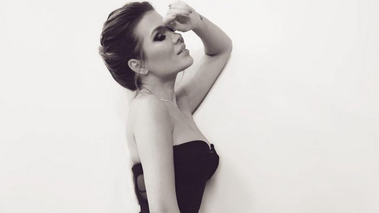 Gina Pistol, fotografiată udă, în cadă! Prietenii au ignorat ipostaza sexy şi au trecut la critici: ”Ai vergeturi pe coapsă”