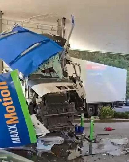 Pericol de explozie pe Valea Oltului! Un TIR a intrat într-o pompă de carburant, iar cabina șoferului este daună totală