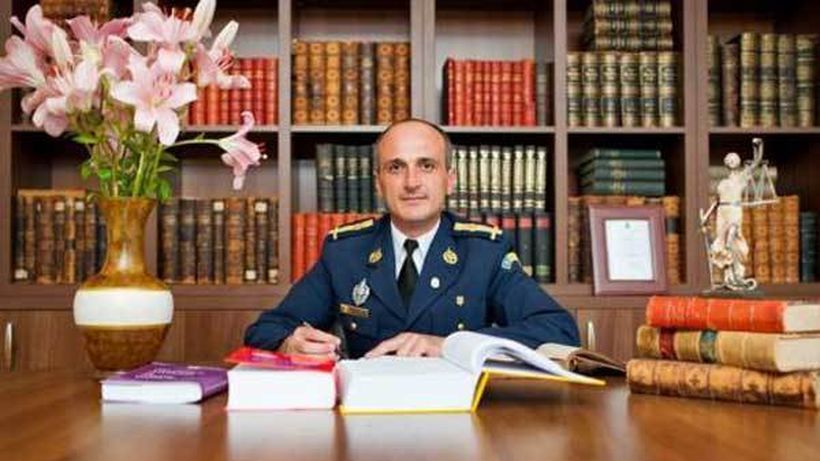 Imagini cum n-ai mai văzut! Inamicul nr. 1 al lui Gigi Becali a ”defilat” prin Centrul Vechi, iar trecătorii…