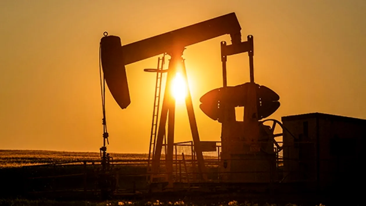 Prețul petrolului scade cu mai mult de 1%