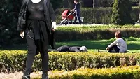 Ai spune că nu-i normal la vârsta ei, dar… O cunoscută cântăreaţă a făcut ”plajă” în mijlocul parcului!