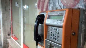 Nu e o glumă! Suma URIAȘĂ cu care se vinde un telefon stradal pe OLX