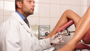 Bancul zilei | Un doctor ginecolog își făcea vizita în saloane