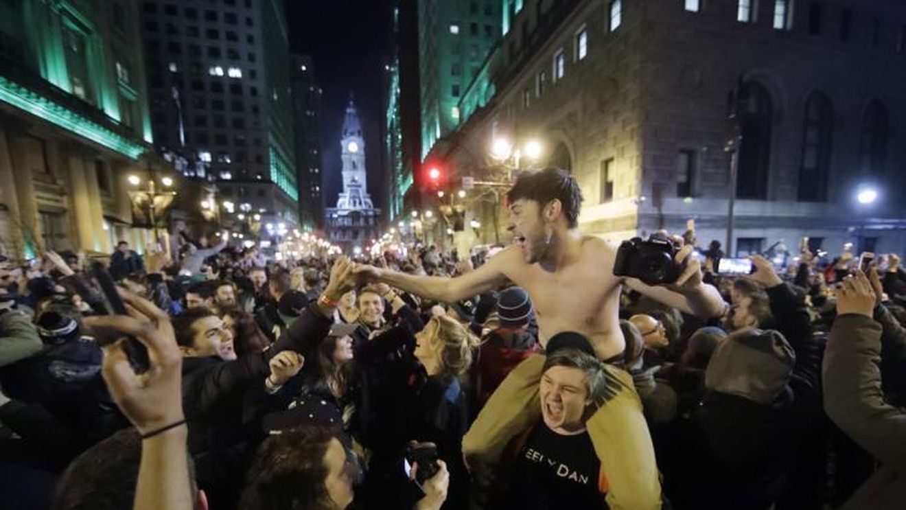 A fost nebunie pe străzile din S.U.A : Eagles a câştigat pentru prima oară în istorie Super Bowl