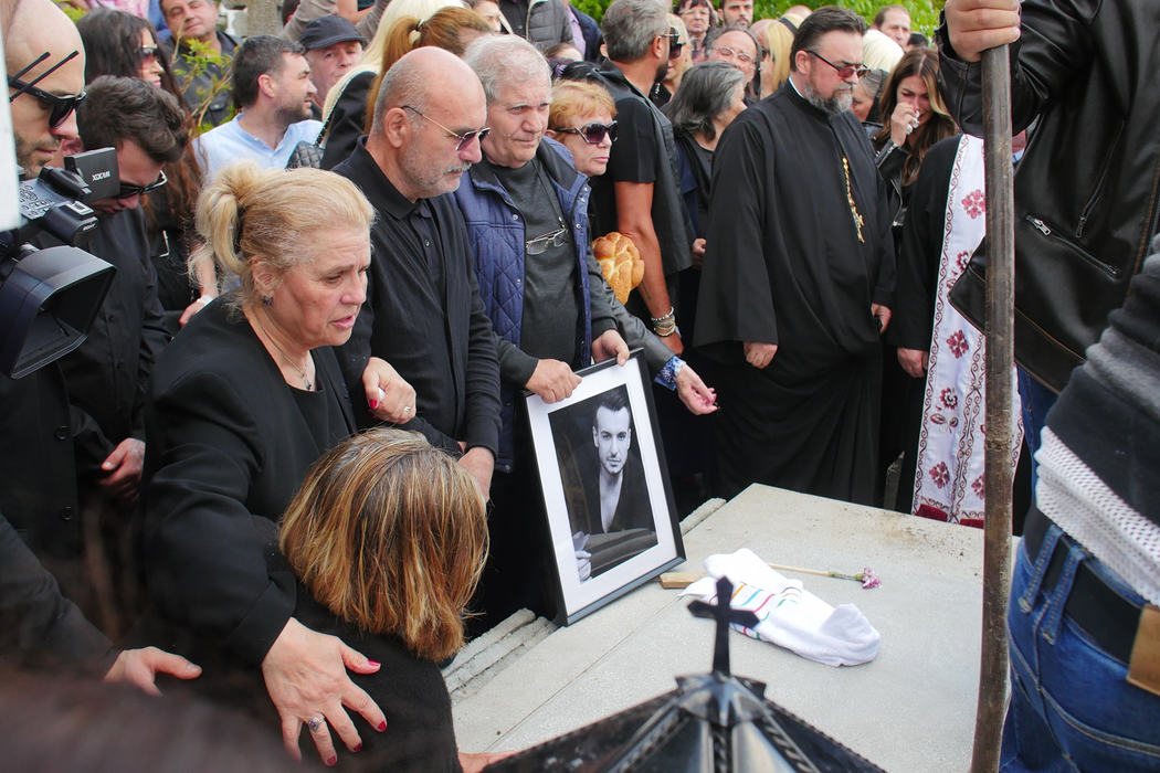 Mama lui Răzvan Ciobanu, îngenuncheată de durere la mormântul designerului. Elena s-a prăbușit după ce sicriul a fost băgat în groapă