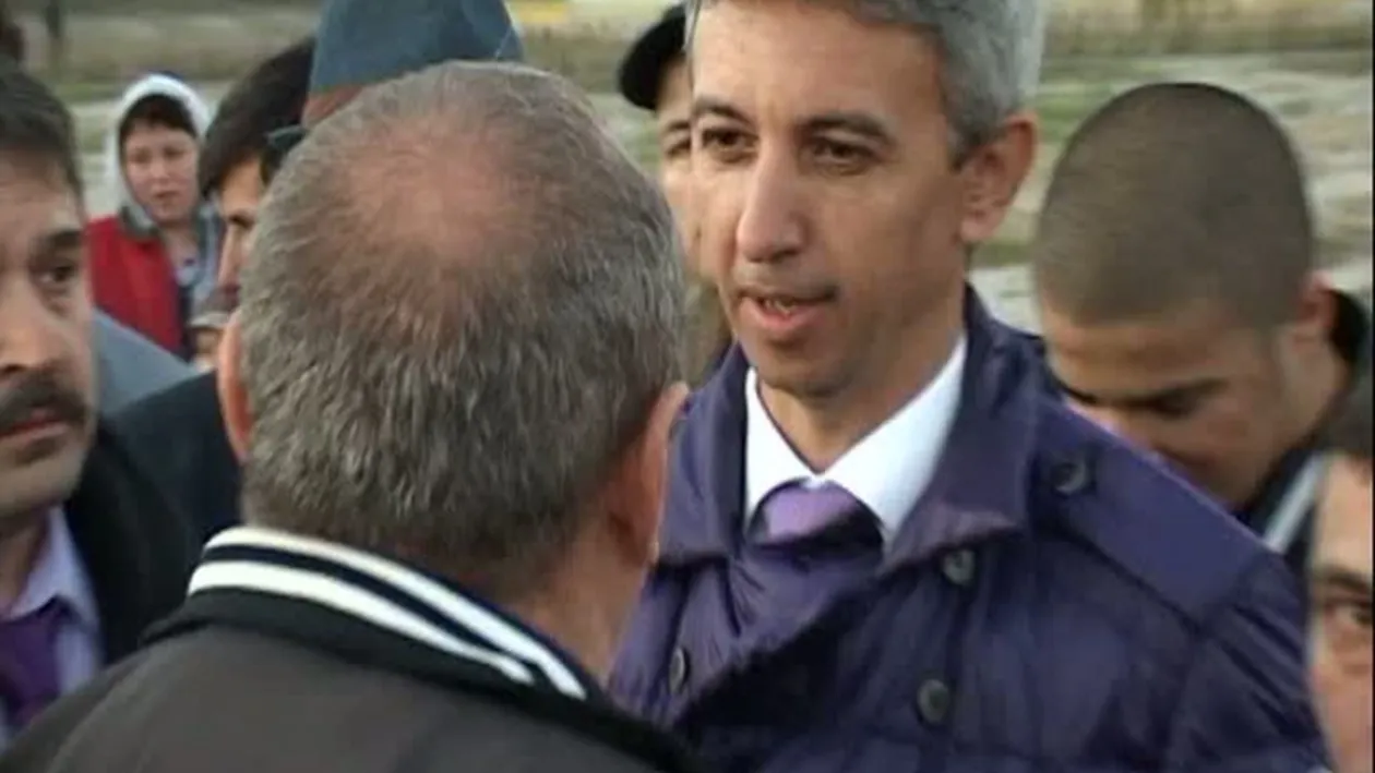 Scandal cu bâte în plină stradă, la Slatina! Oamenii lui Dan Diaconescu au fost alergaţi de poliţie!