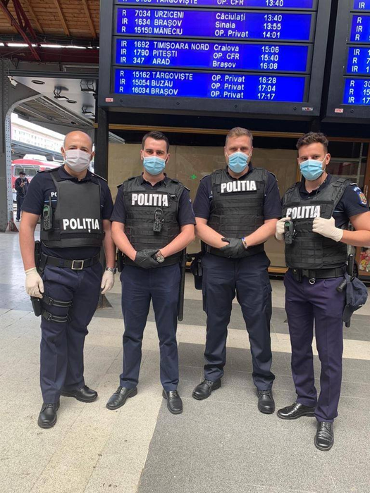 Polițiști aflați în prima linie în timpul pandemiei