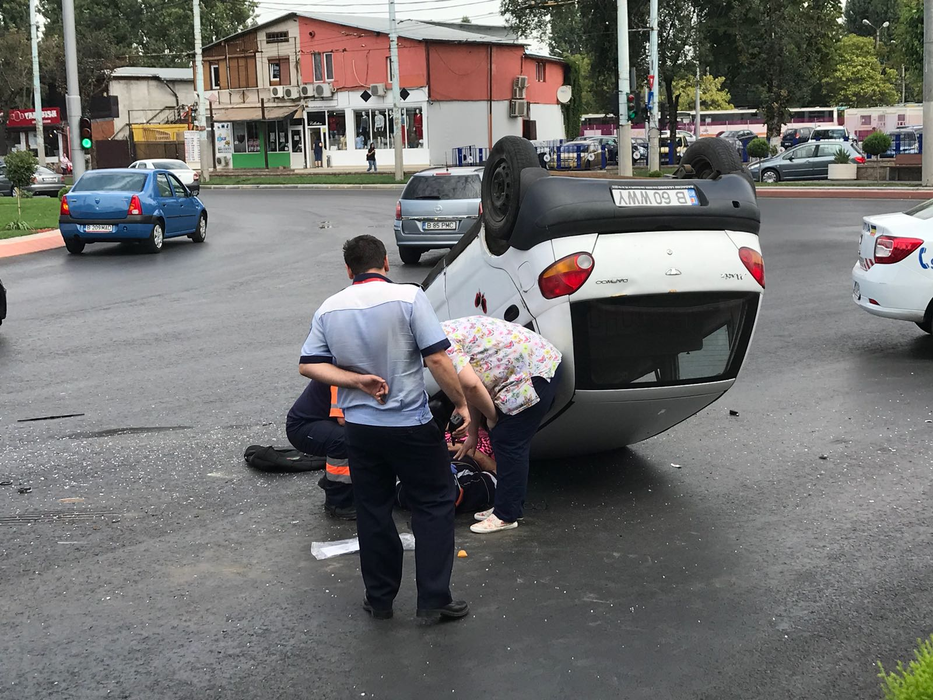 Accident grav în Berceni! O mașină a ajuns cu roțile în sus! Pompierii și ambulanța au intervenit rapid