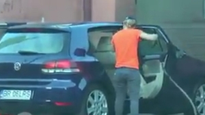 Surpriza incredibilă de care a avut parte un client al unei spălătorii! A comandat interior-exterior, iar mașina lui...