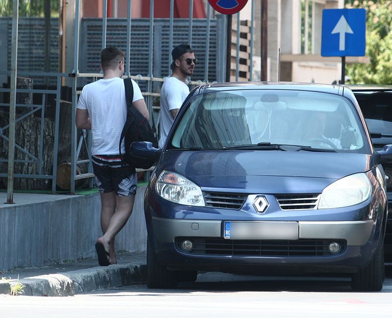 Alibec şi prietenii săi se pregătesc să intre în maşină