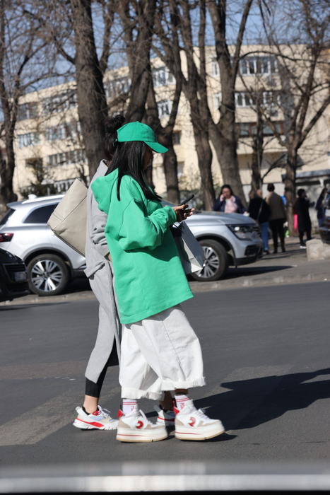 Inna traversează strada, dar e atentă la telefon (Foto: CANCAN.RO)