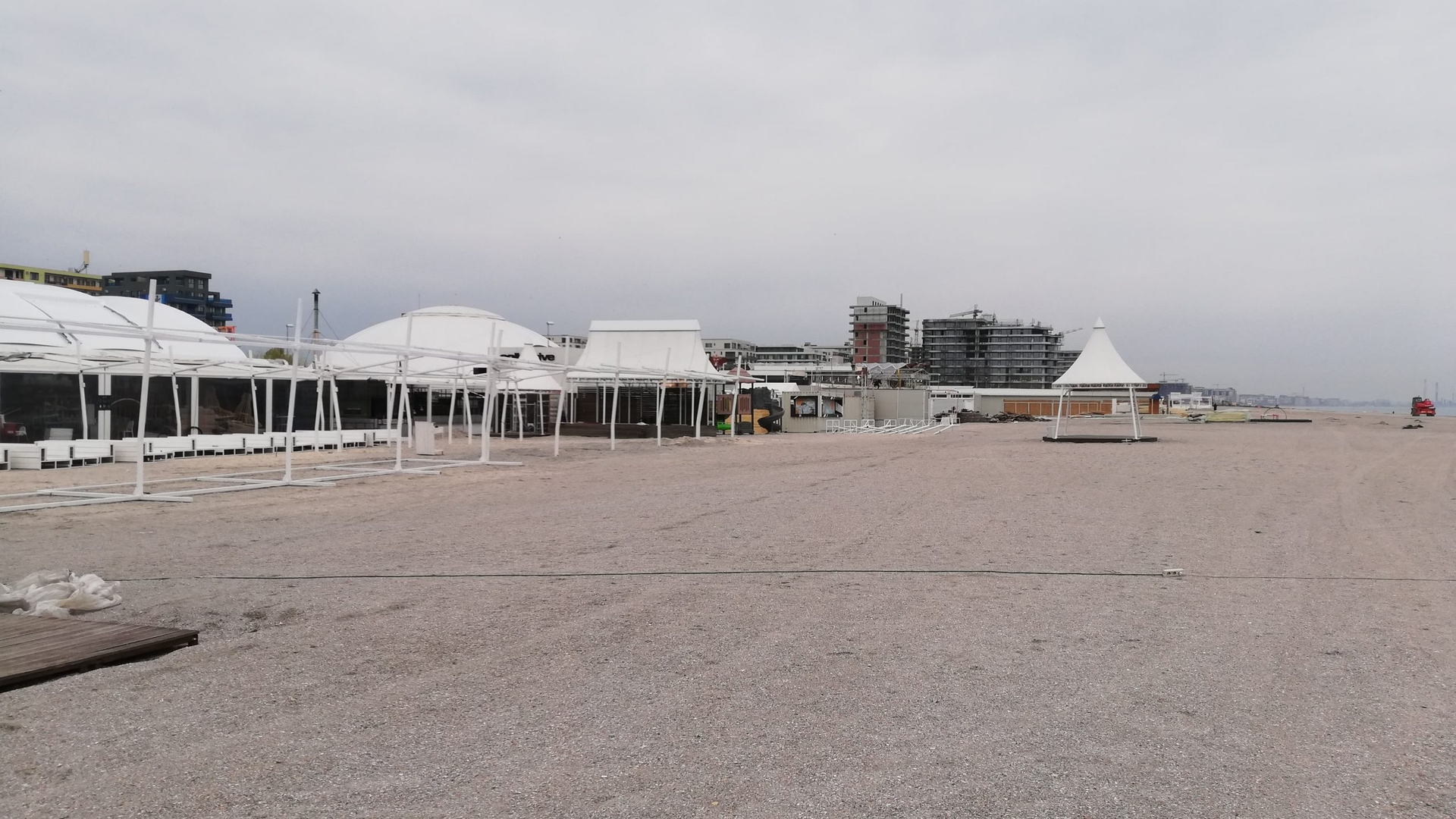Cât de mult s-a lărgit plaja de la Mamaia! Imaginile spun totul: abia se vede marea