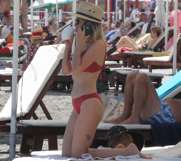 Alina Crișan, sexy pe plajă