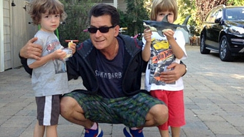 POZA SOCANTA publicata de Charlie Sheen cu baietelul lui de 4 ani! Ce-a patit micutul
