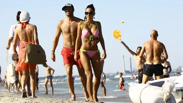 Pulhac si Alexe au facut valuri cu iubitele pe litoral! Vezi ce bunaciune strange fundasul in brate