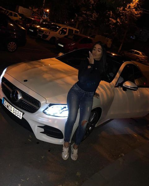 Rebecca, fiica lui Sile Cămătaru, încă o aroganță. S-a fotografiat sprijinită de un Mercedes de 100.000 de euro și… “Eu fac regulile!”