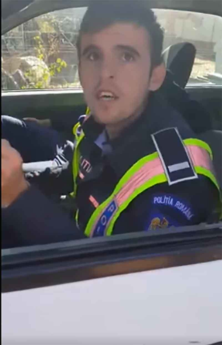 Caz revoltător în România. Poliţia i-a reţinut permisul unui şofer care ar fi refuzat să dea şpagă. Dialog halucinant