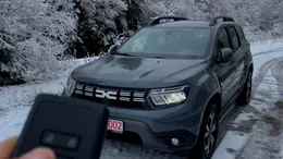 Dacia Duster cu noua grilă arată bine oriunde, chiar și pe zăpadă - VIDEO