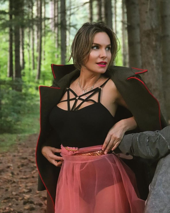 Anna Lesko a publicat poze topless și a lansat un atac dur la adresa unor dive din showbiz: “Pe tine te dezavantajează! Nu îmi prezintă încredere…”