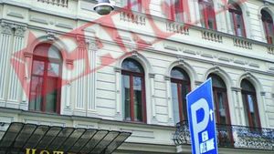 S-a aruncat de la zece pe hotelul Capsa