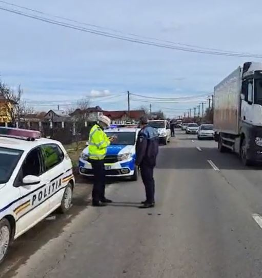 Scene de-a râsu’-plânsu’ în Târgoviște. Un șofer s-a închis 2 ore în mașină, după ce a fost tras pe dreapta de polițiști. Mascații au fost chemați să intervină| VIDEO