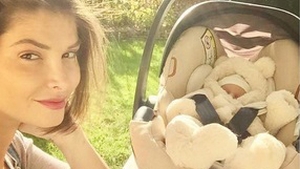 Alina Puşcaş, cadou de milioane de la viitorul soţ! Cum a fost prima zi de naştere a prezentatoare TV ca mămică a doi copii