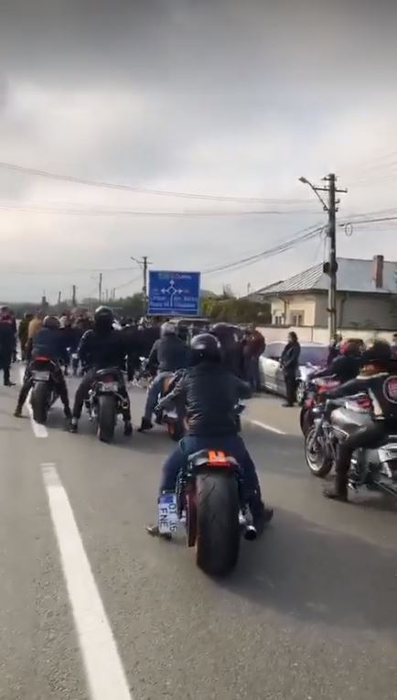 Adolescentul mort în cursa cu motocicletele a fost condus pe ultimul drum de zeci de motocicliști. Imagini cu un puternic impact emoțional | VIDEO