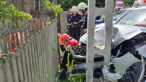 Destin crunt pentru o bătrână din Argeș. Stătea pe bancă în fața casei, când a fost lovită de o mașină. Femeia s-a stins la spital