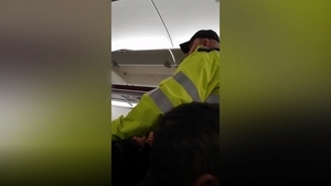 Un român a zburat de la București la Londra, dar polițiștii englezi l-au săltat chiar din avion!