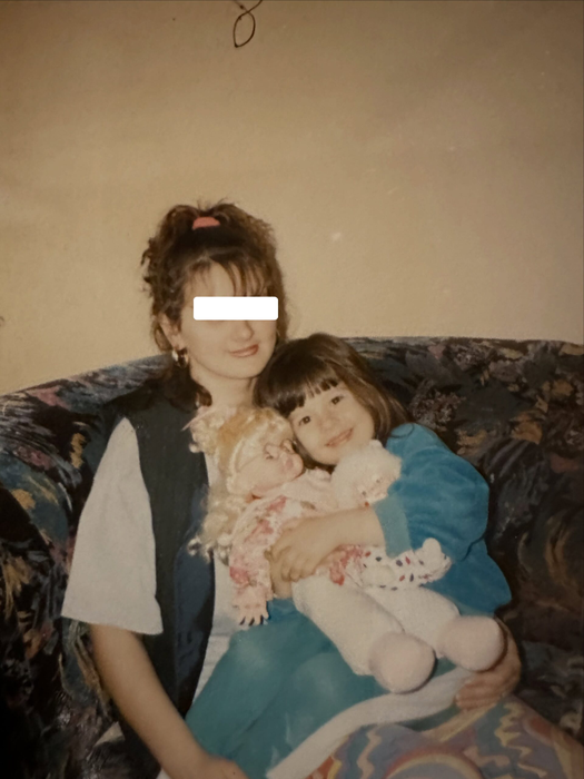 Recunoști fetița din imagine?! Astăzi este una dintre cele mai celebre vedete din România